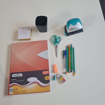 Lot de fournitures scolaires 