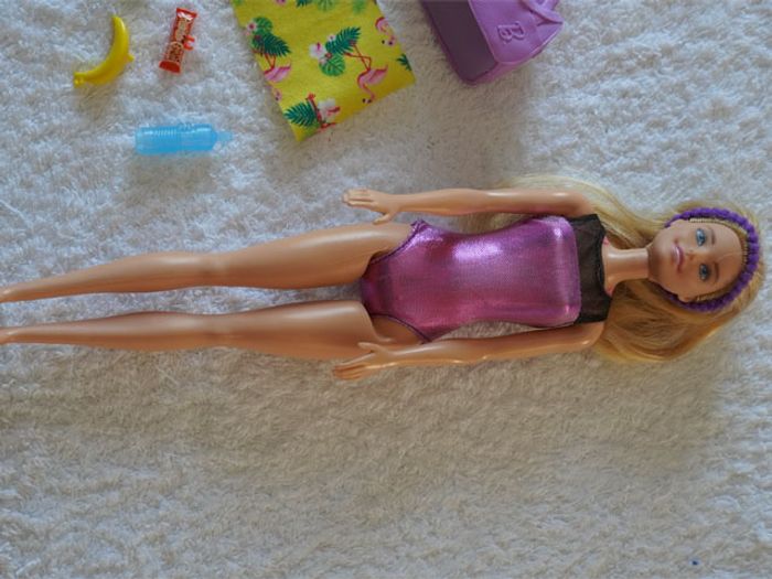 Barbie va au sport (1 poupée + 1 sac + accessoires) - photo numéro 2