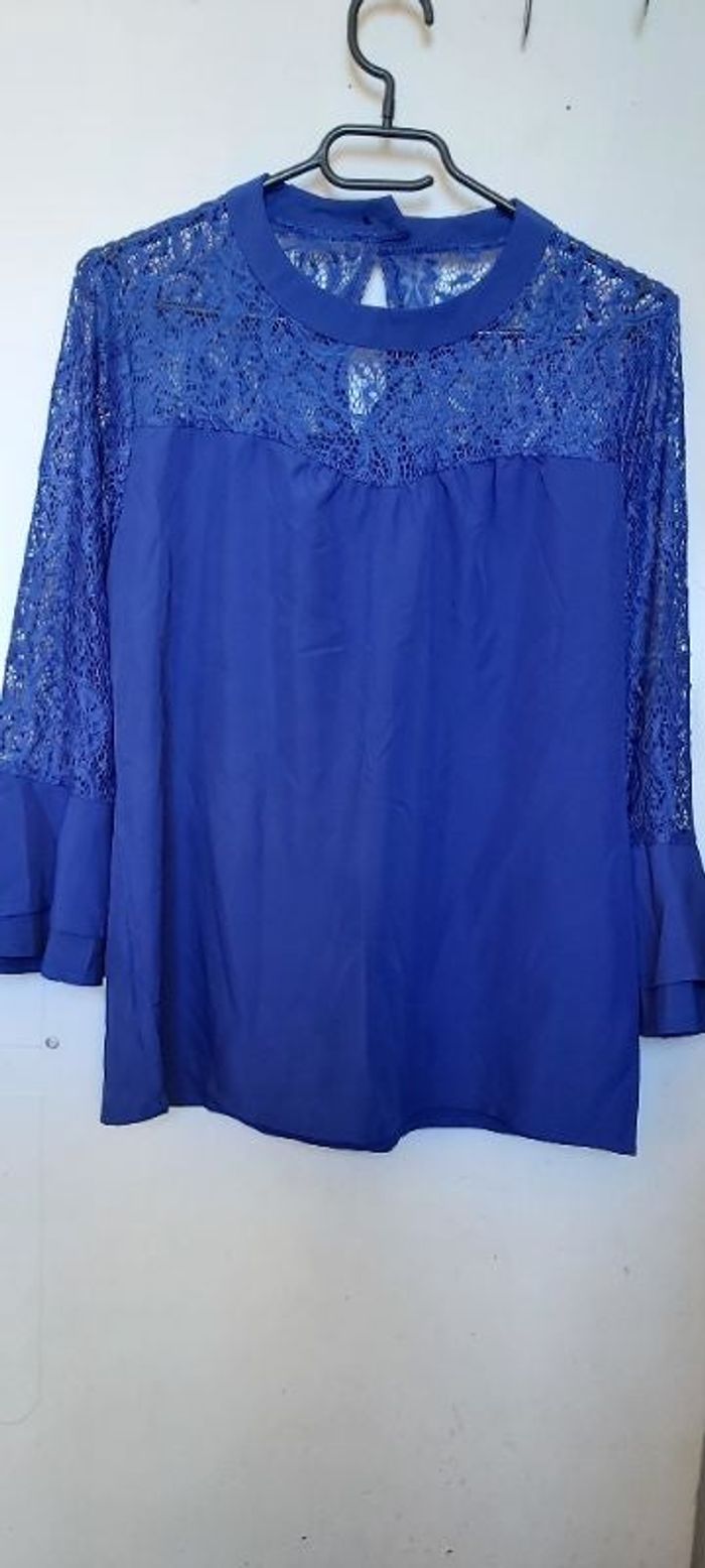 Chemisier dentelle manches évasées