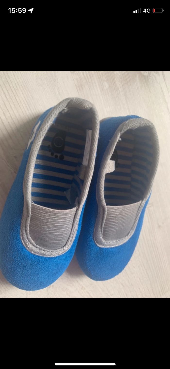 Chaussons garcon foot neufs taille 23 - photo numéro 2