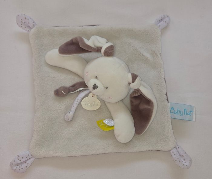 Doudou lapin carré plat gris , blanc ,taupe- Étiquettes feuilles- Baby Nat
