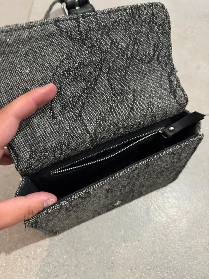 Sac à bandoulière le petit cartel, bon état mais il y a quelques marques d'usures, 20*12cm - photo numéro 3