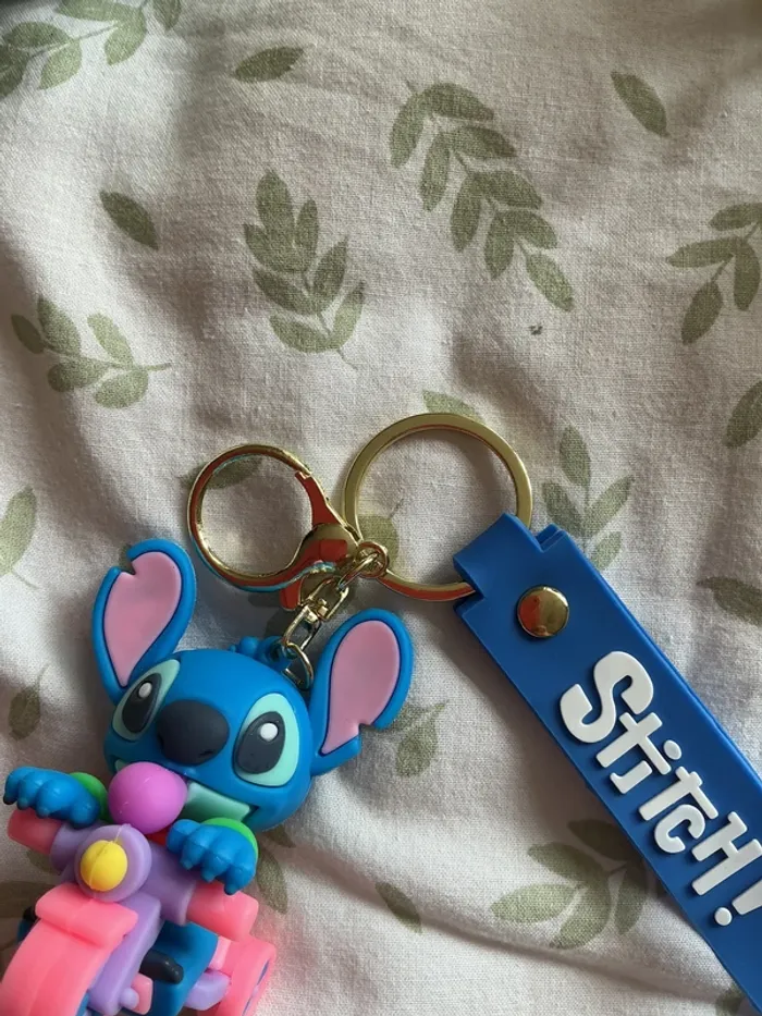 porte clés Disney Stitch fait du vélo REF 18 - photo numéro 3