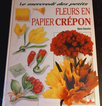 Livre le mercredi des petits fleurs en papier crépon