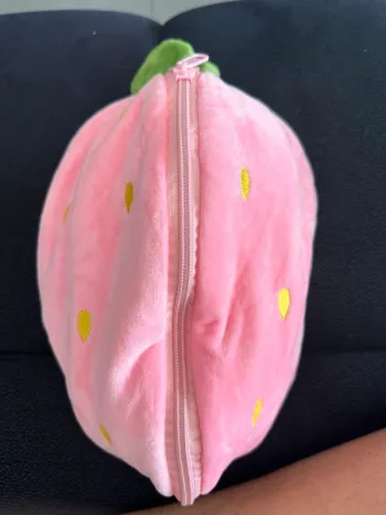 Jolie peluche lapin dans une fraise