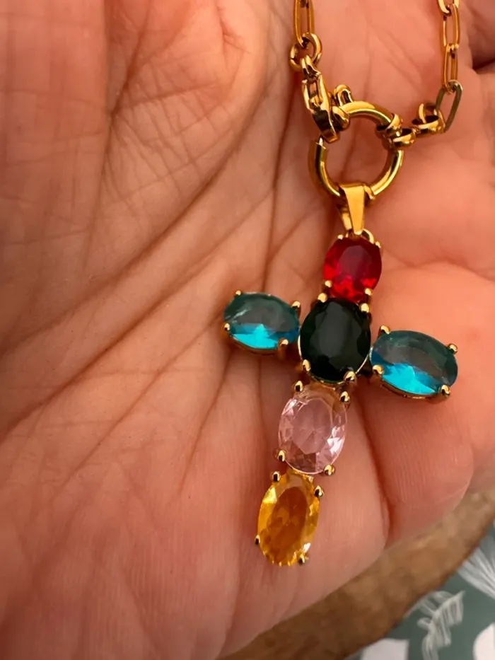 Collier mailles larges acier inoxydable or fermoir bouée grosse croix cristaux couleurs - photo numéro 2