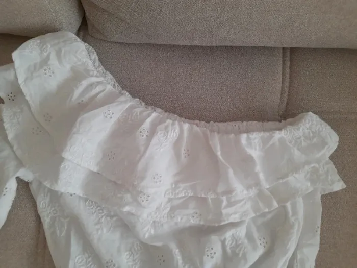 Blouse dentelle anglaise une épaule dénudée - photo numéro 2