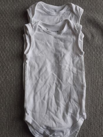 Lot de 2 bodys sans manches taille 12 mois