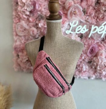 Sac banane rose effet peluche en moumoute