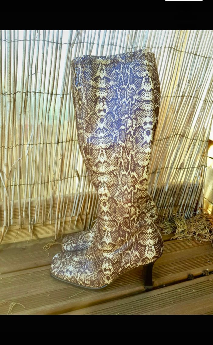 paire de bottes à talons bobine effet python serpent. - photo numéro 3