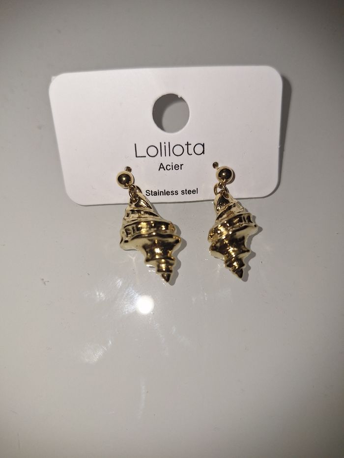 Magnifique paire de boucles d'oreilles coquillage