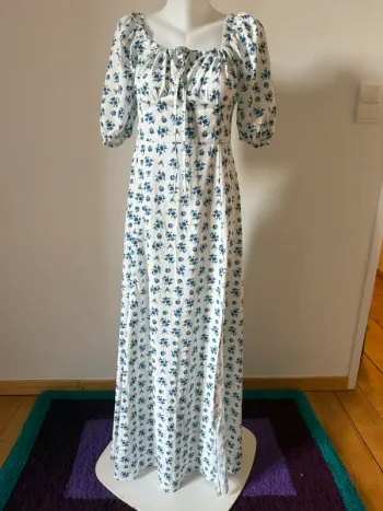 Robe longue blanc à fleur bleu en très bon état taille S