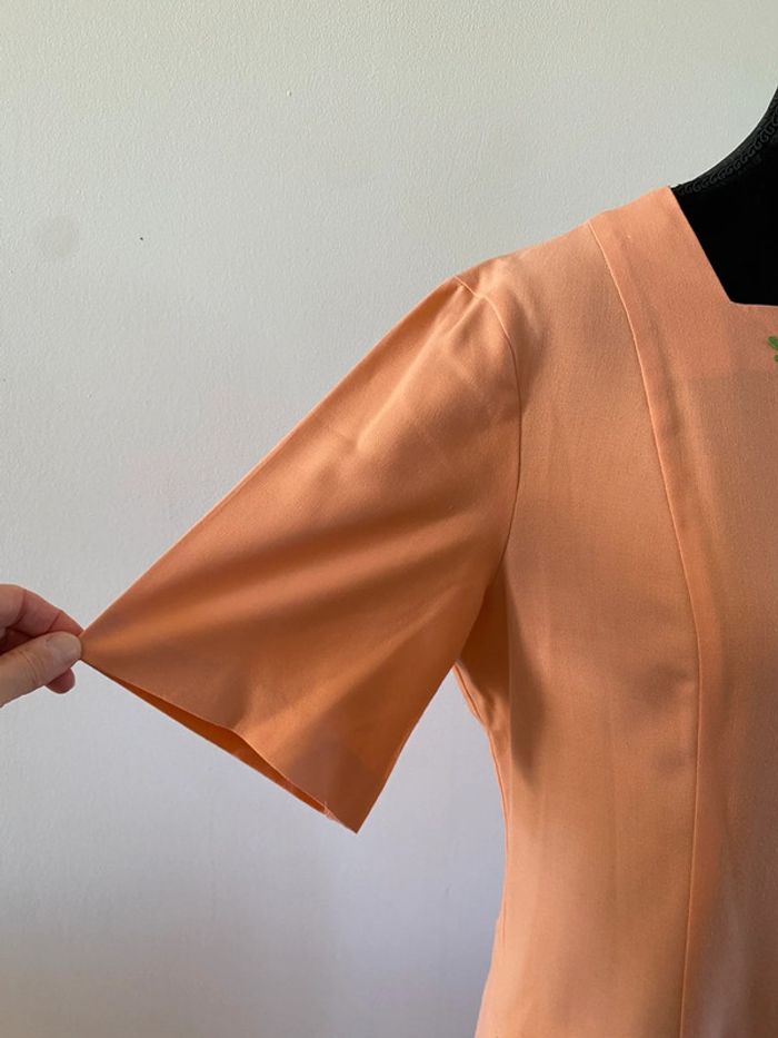 Robe vintage Bragard de service abricot avec broderies taille 40 / 42 - photo numéro 4
