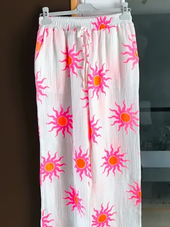 Pantalon blanc et fushia gaz de coton imprimé soleil TU 36 à 42