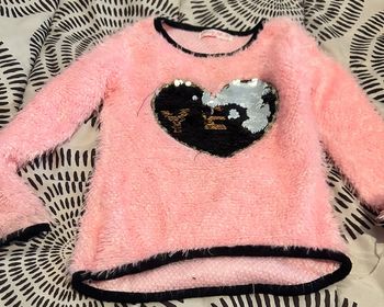 Pull rose avec motif Coeur noir changeant