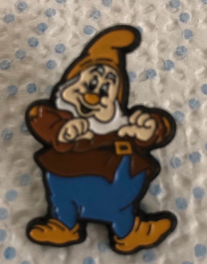 Pins Disney blanche neige nain joyeux