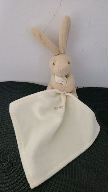 DOUDOU ET COMPAGNIE LAPIN GRIS MOUCHOIR BLANC DOUCE NUIT