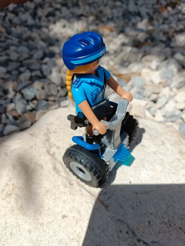 Policière avec gyropode - photo numéro 2