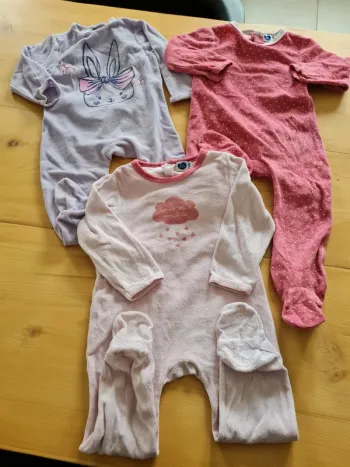 Lot pyjamas 24 mois une pièce