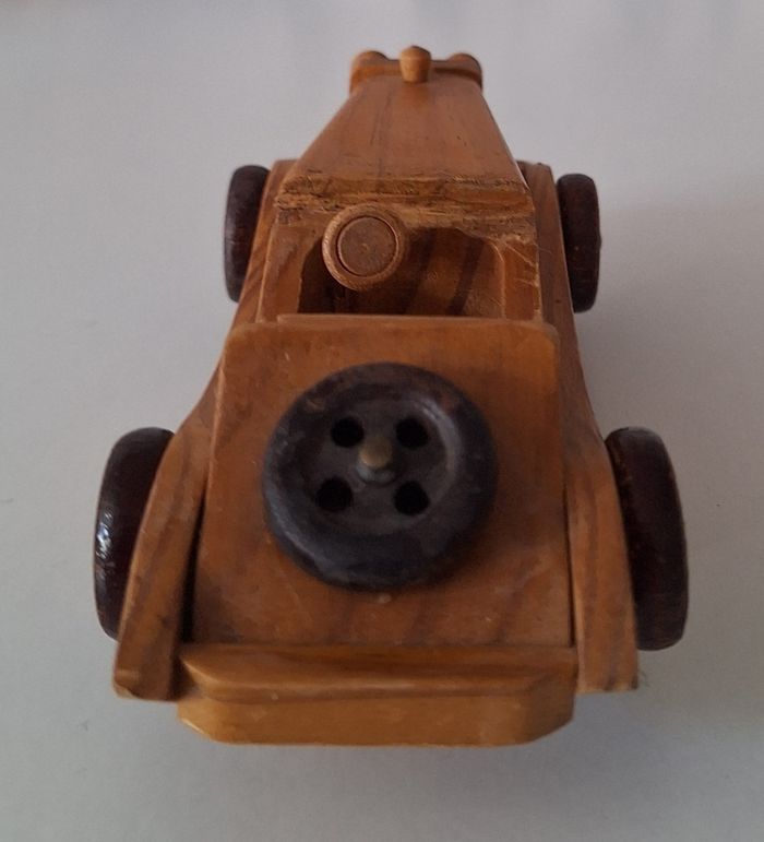Mercedes en bois, objet ancien - photo numéro 3