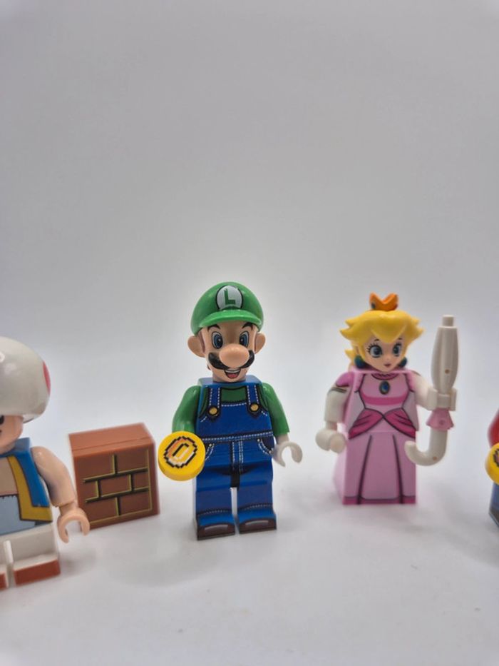 Figurines type lego Mario Princesse Peach Luigi Toad et Yoshi / Super Mario - photo numéro 3