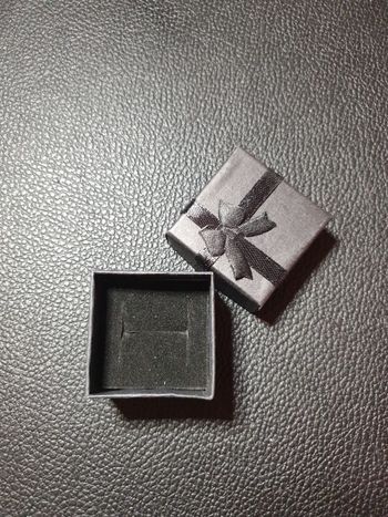 Boîte Senséo cadeau bijoux 4x4 cm noire