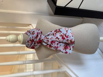 Foulard bleu fleuri rose