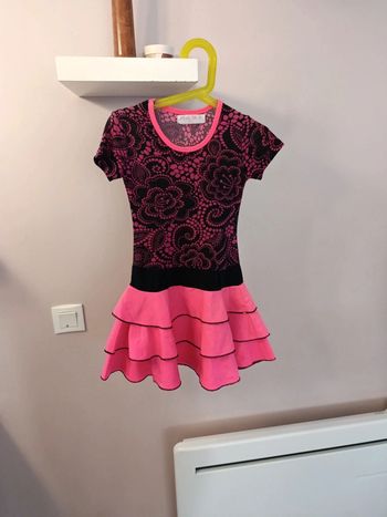 Très jolie robe à volant rose 4 ans