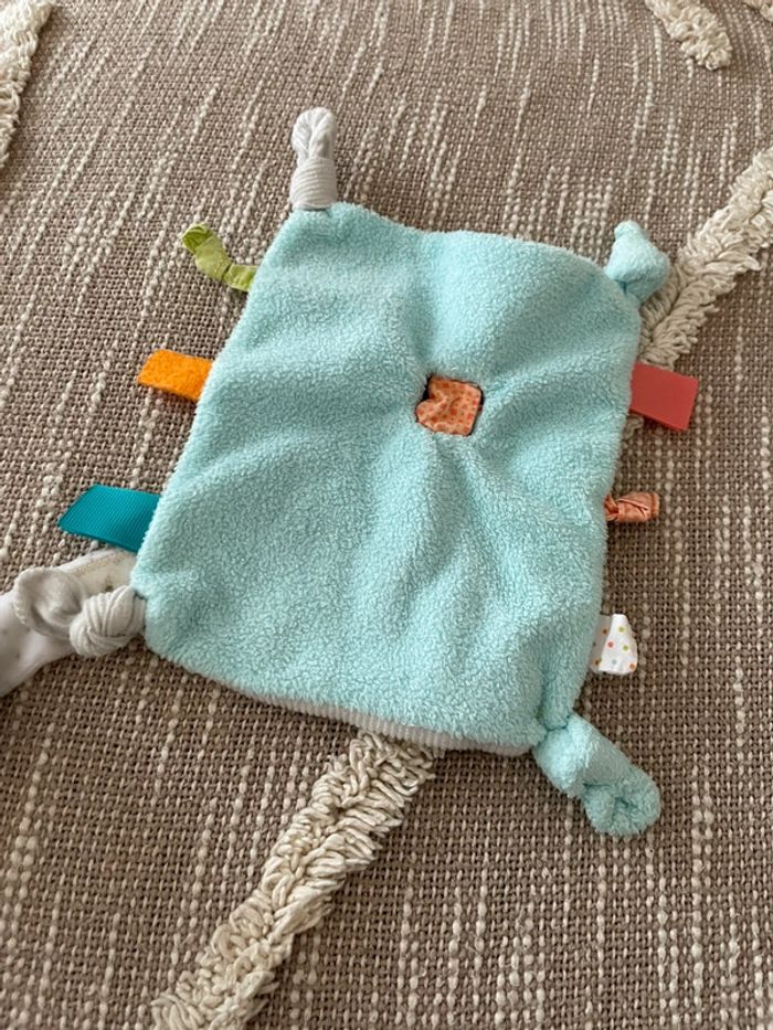 Peluche doudou plat 17cm Sophie la girafe bleu et orange très bon état - photo numéro 3