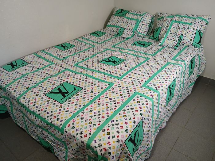 Drap de lit avec 4 taies d'oreiller - photo numéro 2