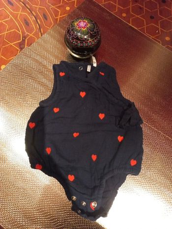 Très beau body atypique marine a cœurs 0 a 1 mois