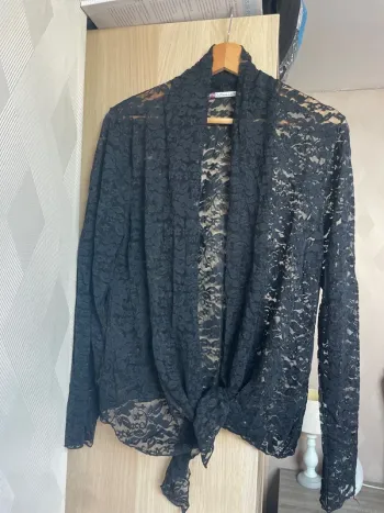 Petit gilet en dentelle noire
