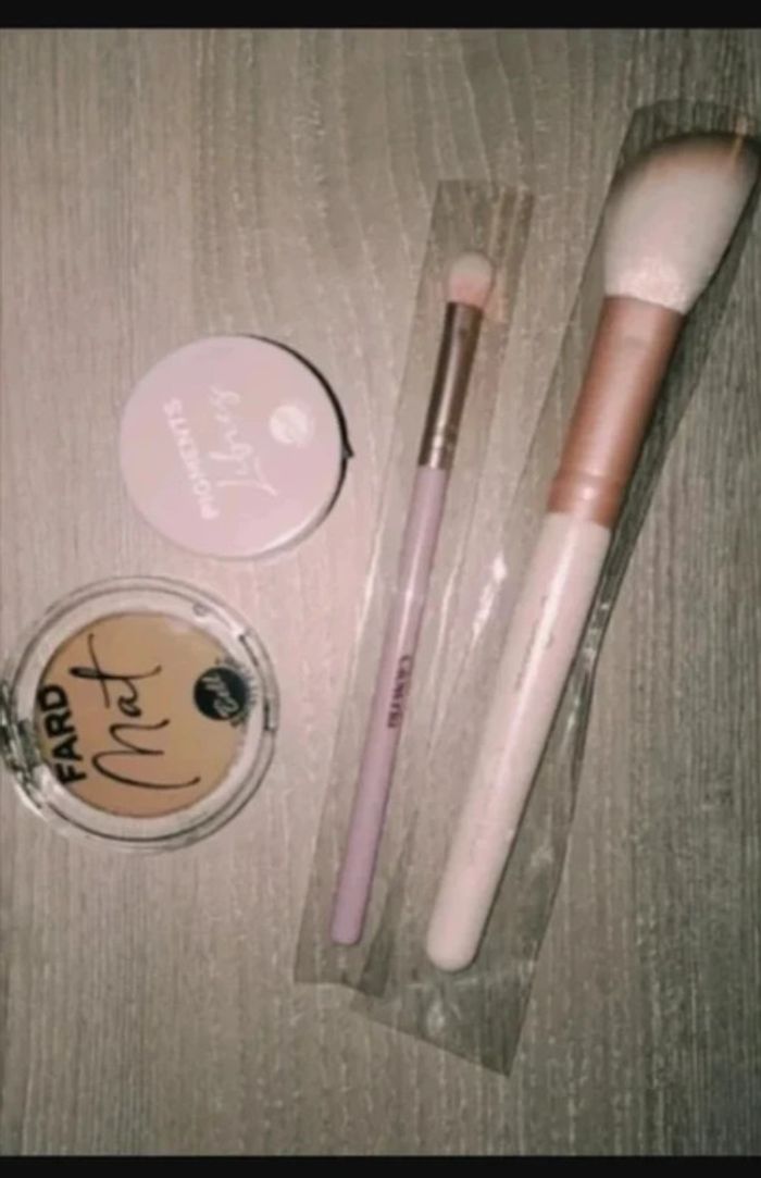 lot fard à paupière irisé + 1 mat + pinceau smoky eyes et blush Neuf avec étiquette·Bell
