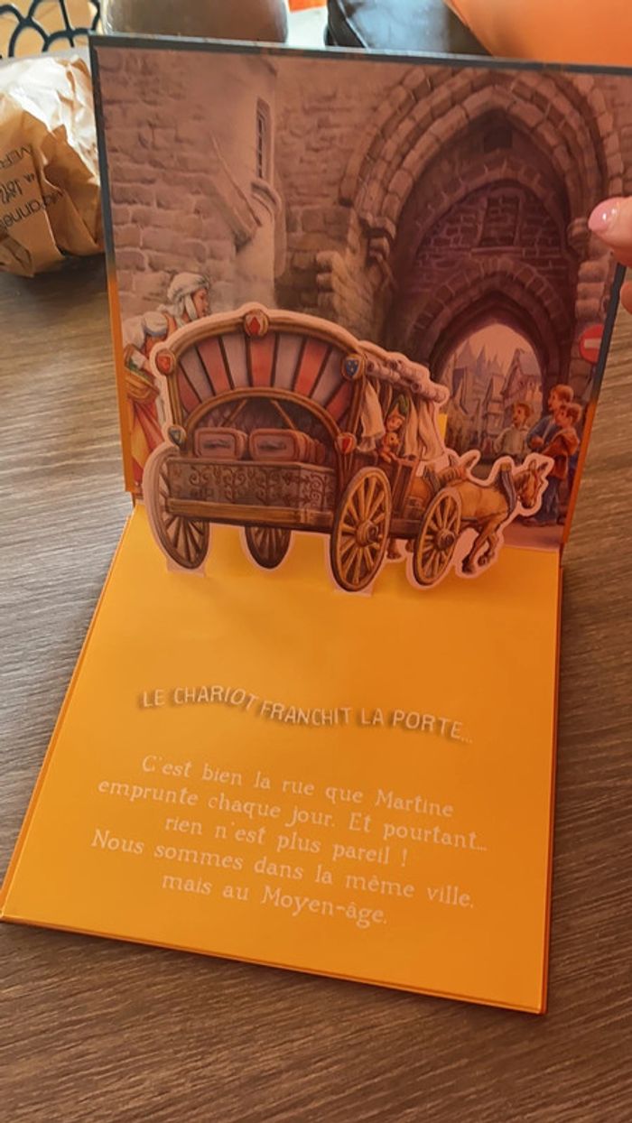 Livre Martine au temps des chevaliers - photo numéro 2