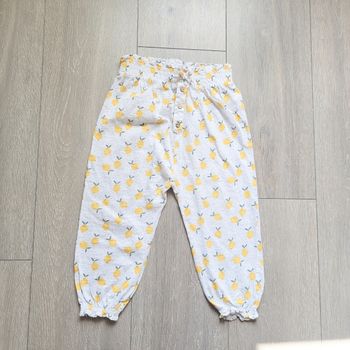 Pantalon léger blanc crème à pois et motif citron . Fille 3 ans. Marque Kiabi