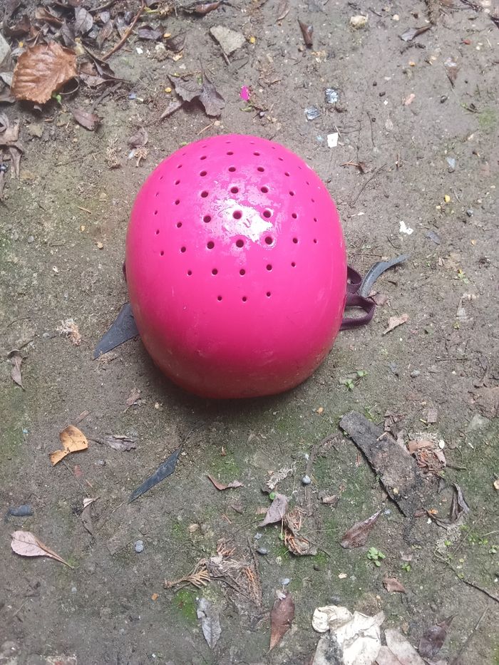 Une raquette de tennis et une bombe d'équitation