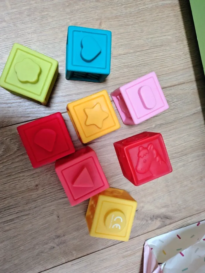 Lot de deux types de cubes d' éveil bébé - photo numéro 2