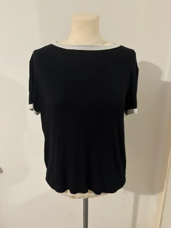 T-shirt noir à bordures blanches