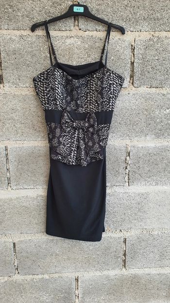 Très belle robe chic taille 34 en très bon état
