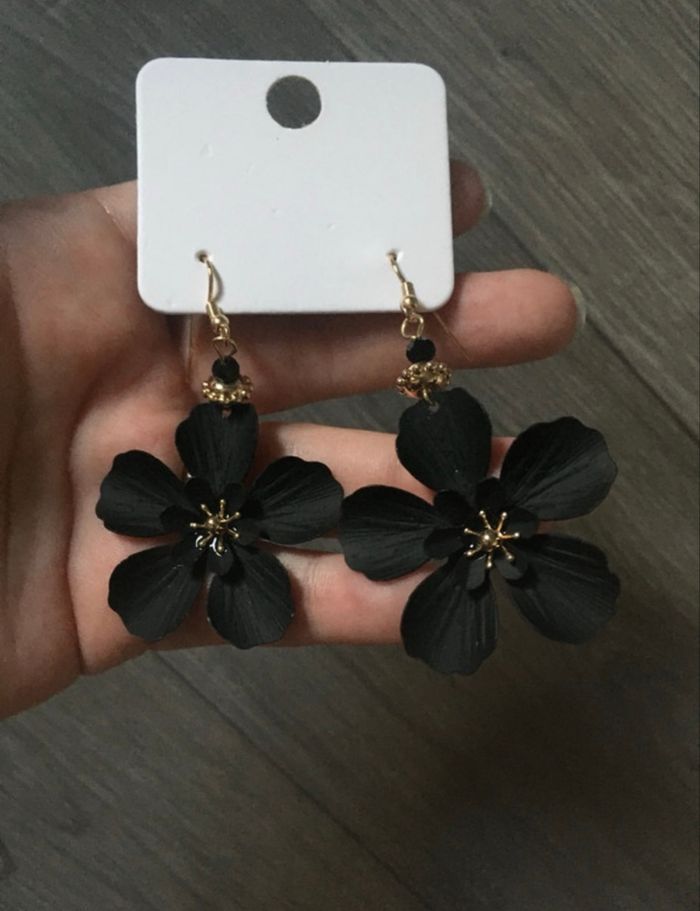 Boucles d’oreilles NEUVES pour femme forme de fleurs couleur noir - photo numéro 4