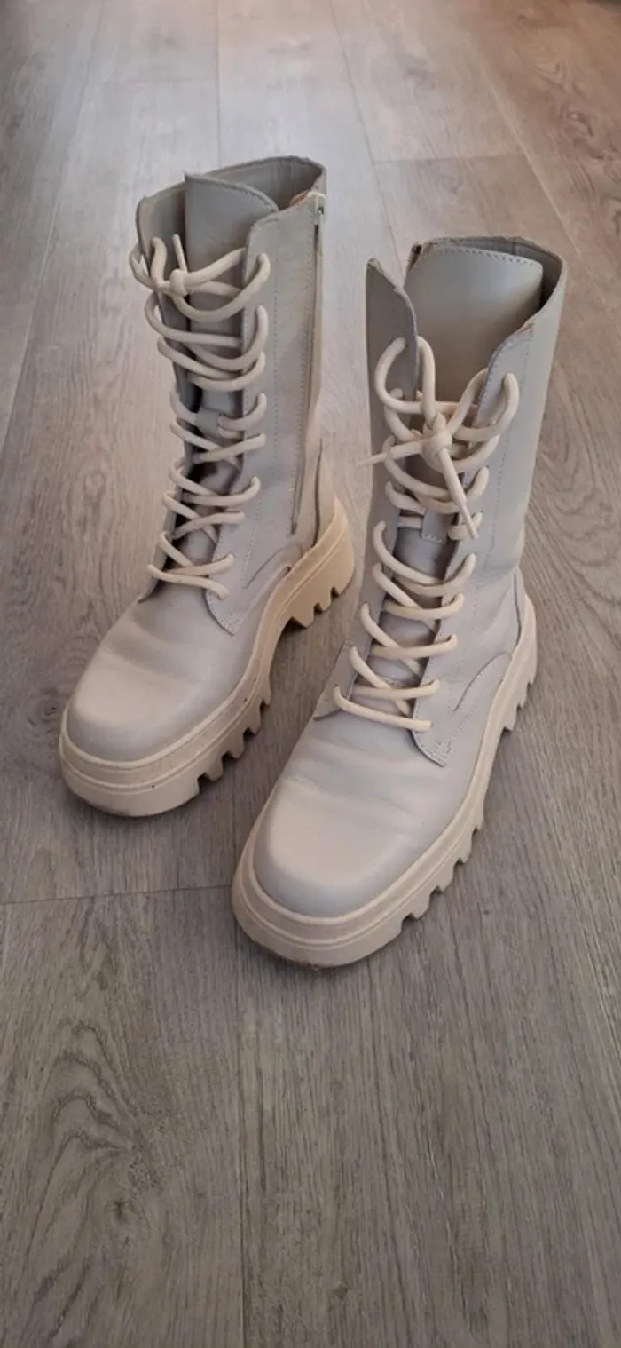 bottines Sinéquanone en cuir de couleur crème