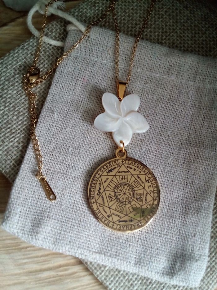 Collier médaillon archanges et fleur de n'a'c'r'e - photo numéro 2