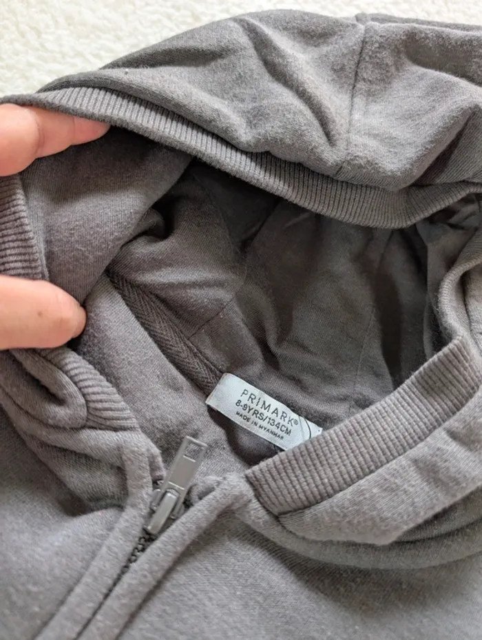 🩶 Veste zippée gris foncé Primark – 8/9 ans - photo numéro 3