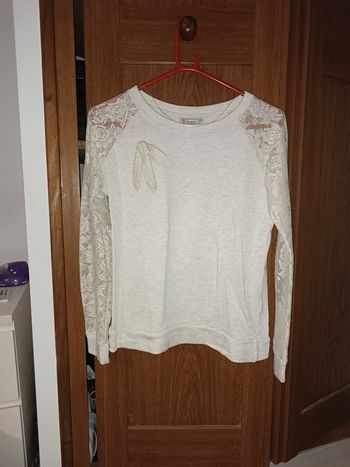 Pull aux manches en dentelles