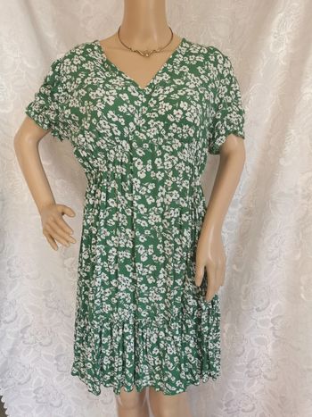 Robe courte. Vert. Blanc. Taille 40.M&V