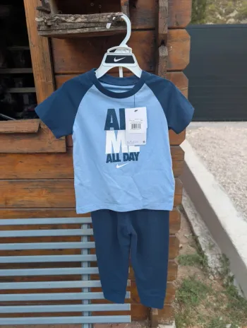 Ensemble Nike. Neuf. 24 mois