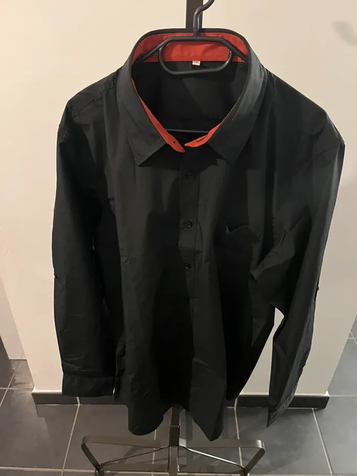 Chemise noire et rouge Taille 50/52