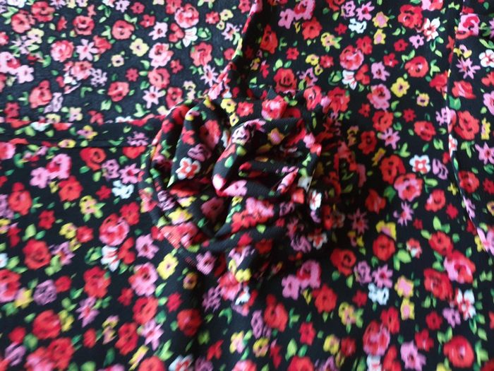 Belle robe noire à fleurs - photo numéro 4