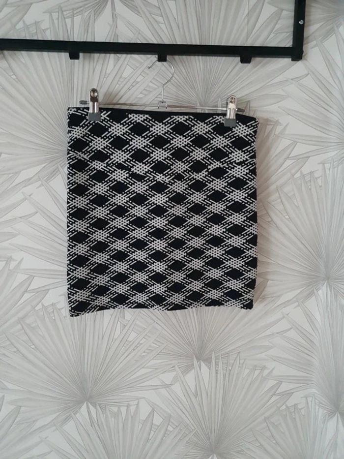 Jolie jupe noire et blanche Stradivarius taille 36
