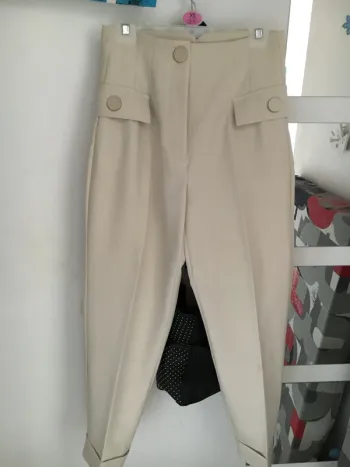 Tres beau pantalon beige classique .cintré à la taille